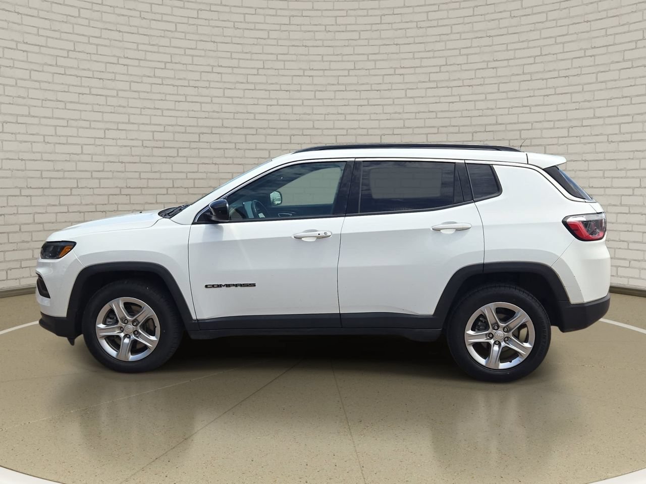Used 2023 Jeep Compass Latitude AWD/4WD image 8