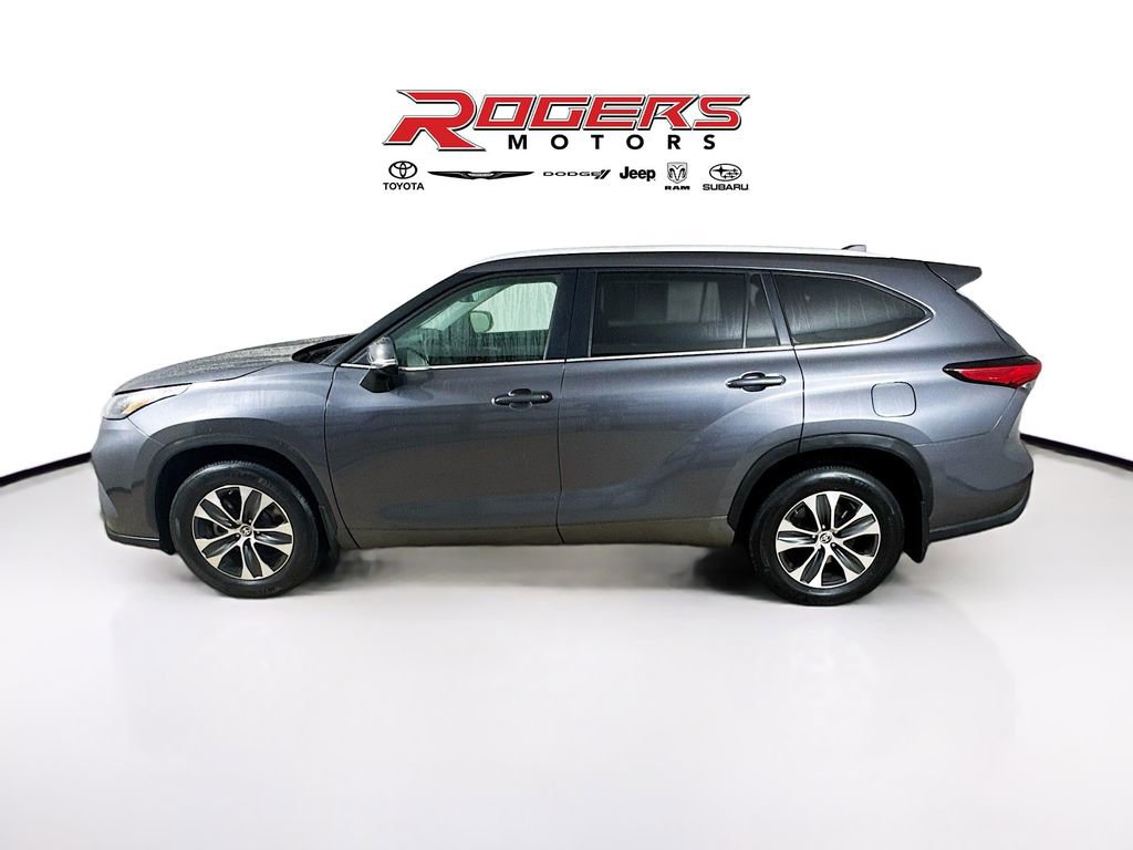 Used 2023 Toyota Highlander XLE image 4