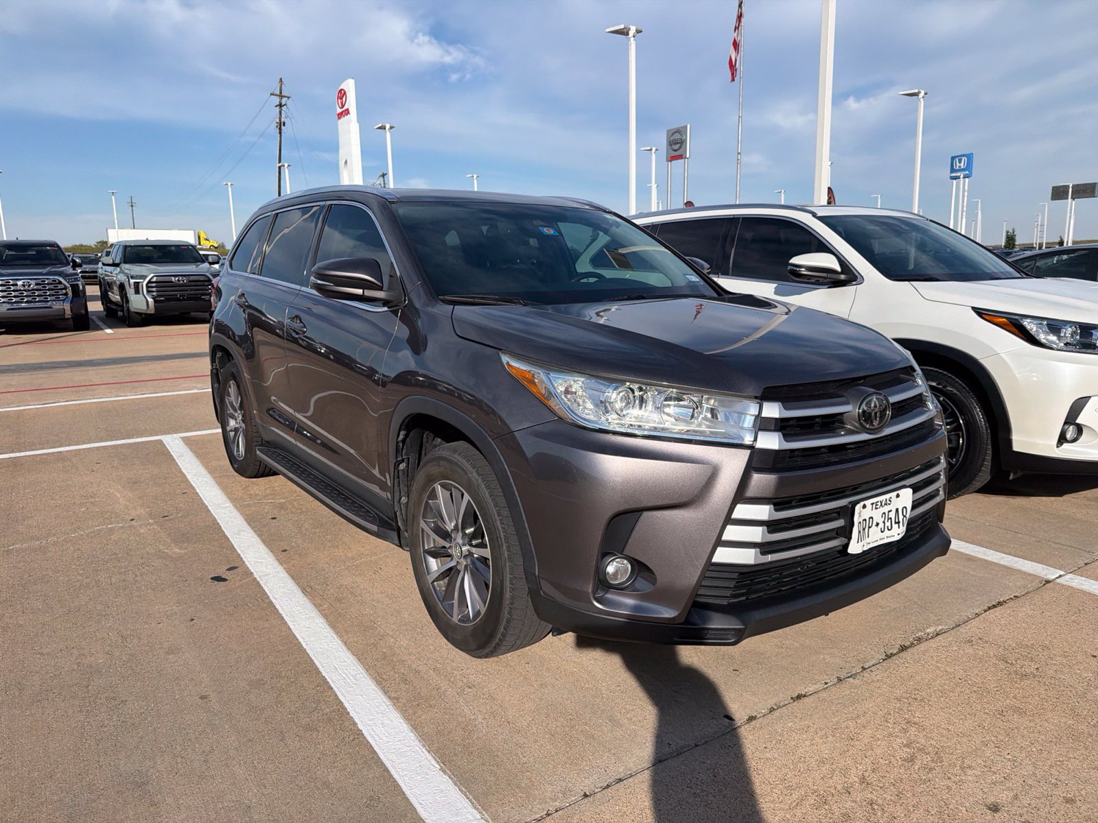 Used 2019 Toyota Highlander XLE FWD image 2