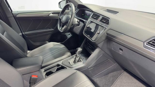 Used 2024 Volkswagen Tiguan SE R-Line image 12