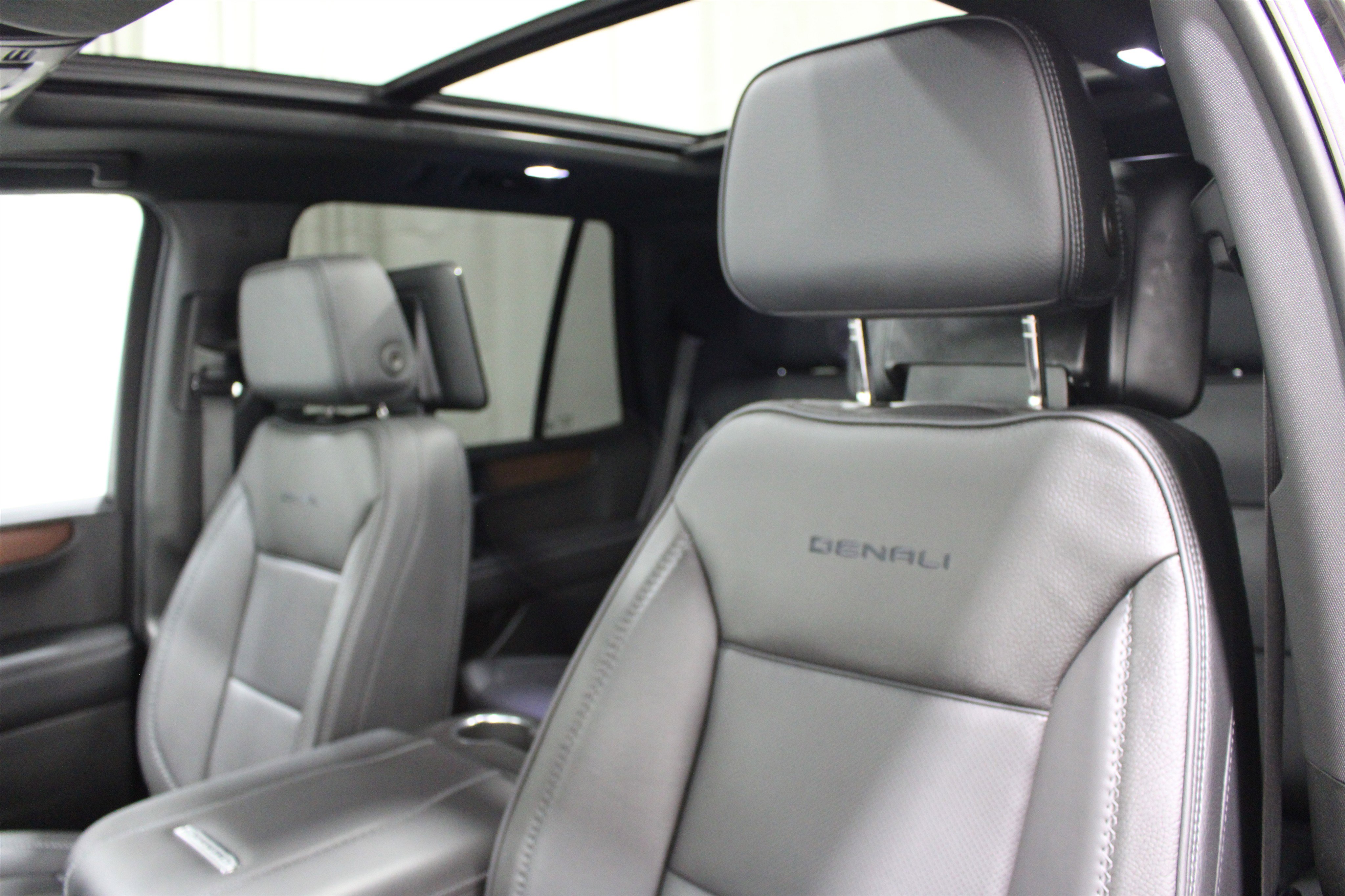 Used 2025 GMC Yukon Denali w/ Denali Reserve Package image 4
