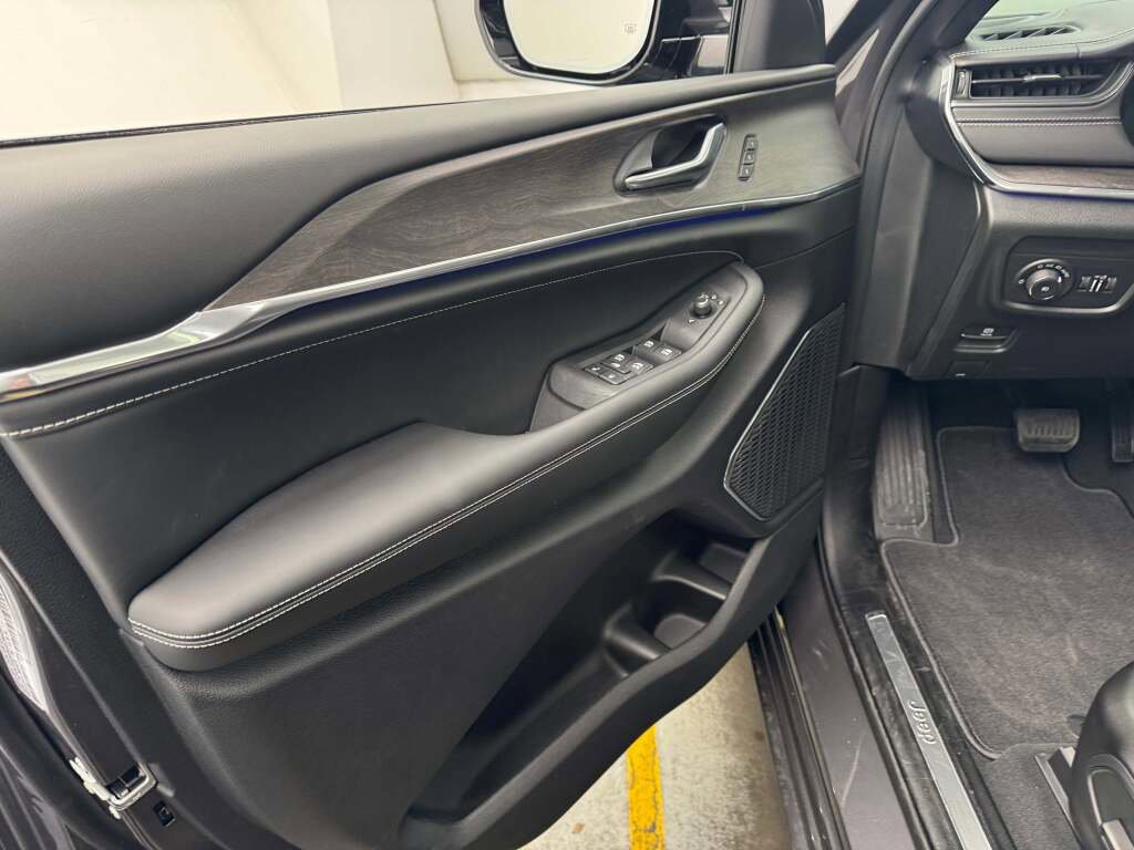 New 2025 Jeep Grand Cherokee Overland image 18