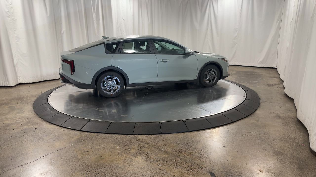 New 2025 Kia K4 LXS image 2
