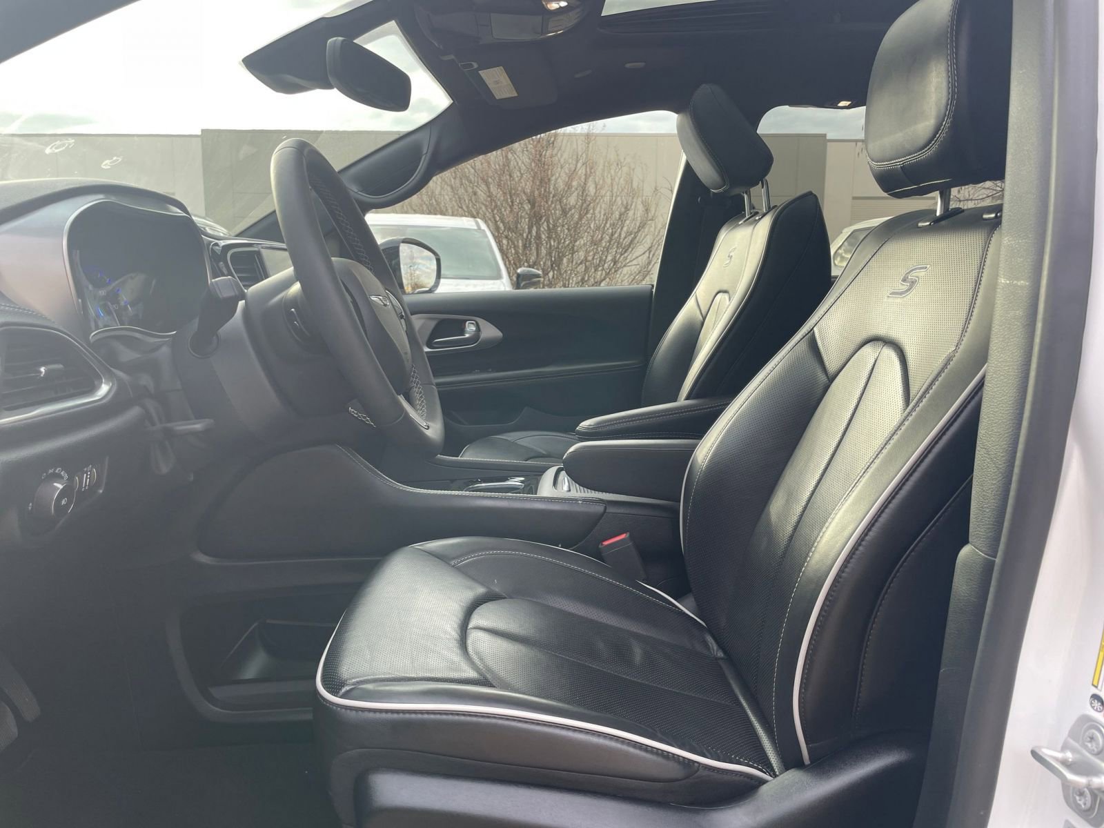 Used 2025 Chrysler Pacifica Limited image 29