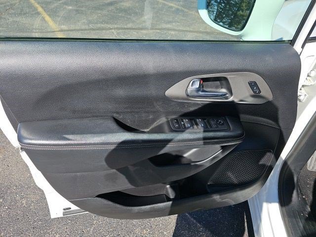 Used 2021 Chrysler Pacifica Limited w/ Uconnect Theater Family Group image 21