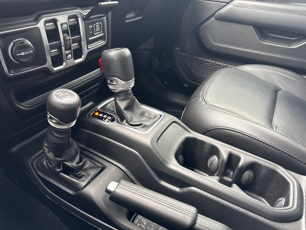 Used 2023 Jeep Wrangler Unlimited Sahara AWD/4WD image 23