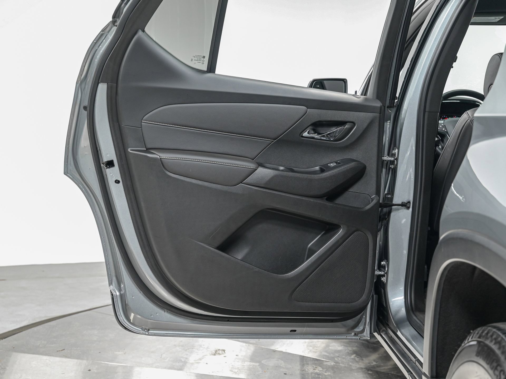 Used 2023 Chevrolet Traverse LT w/ LPO, Floor Liner Package image 25