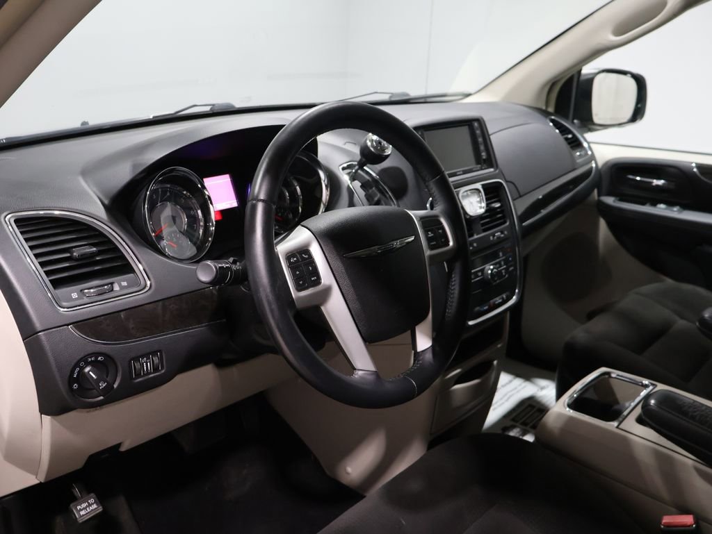 Used 2015 Chrysler Town & Country Touring image 14