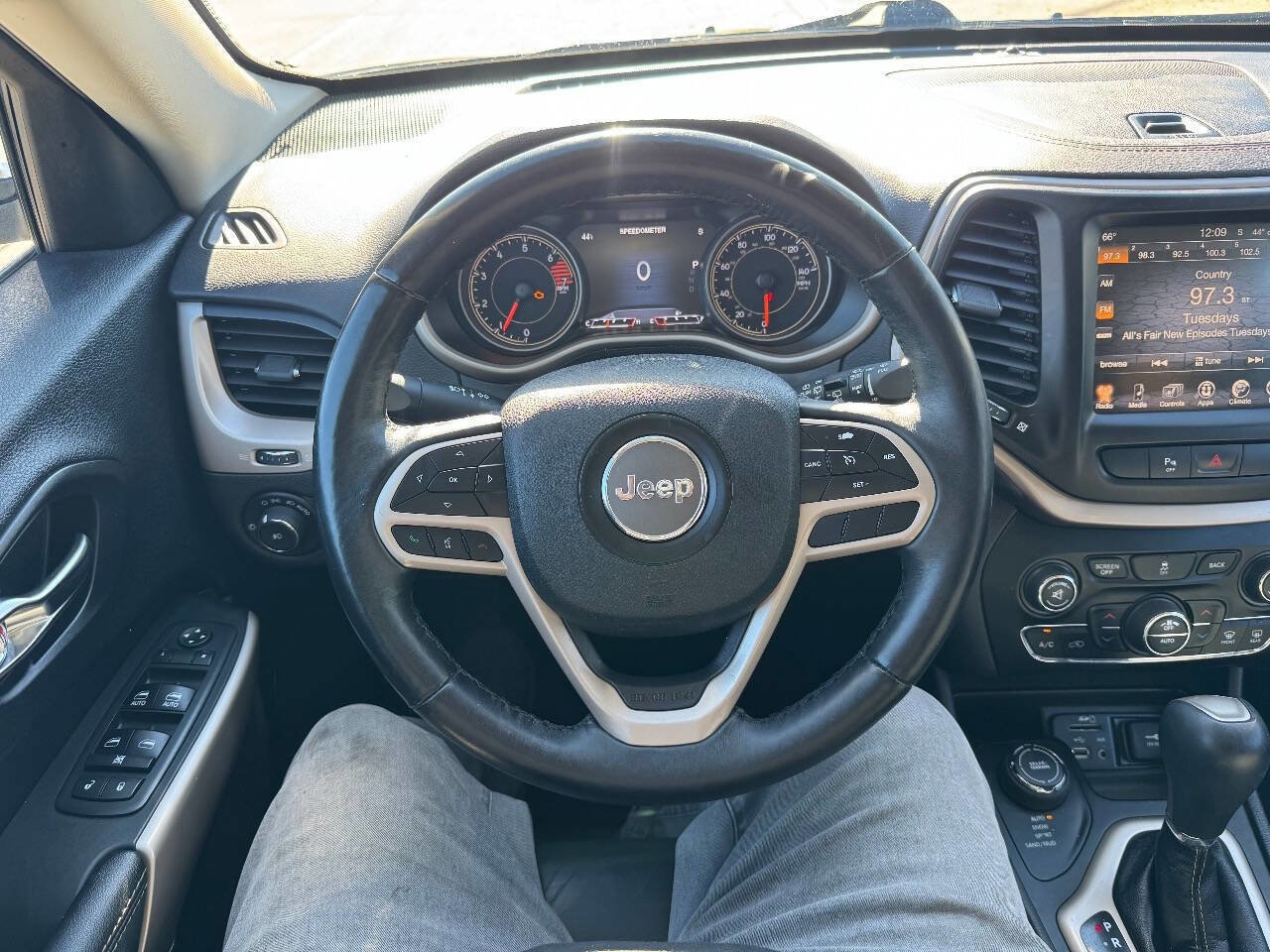 Used 2017 Jeep Cherokee Limited image 18