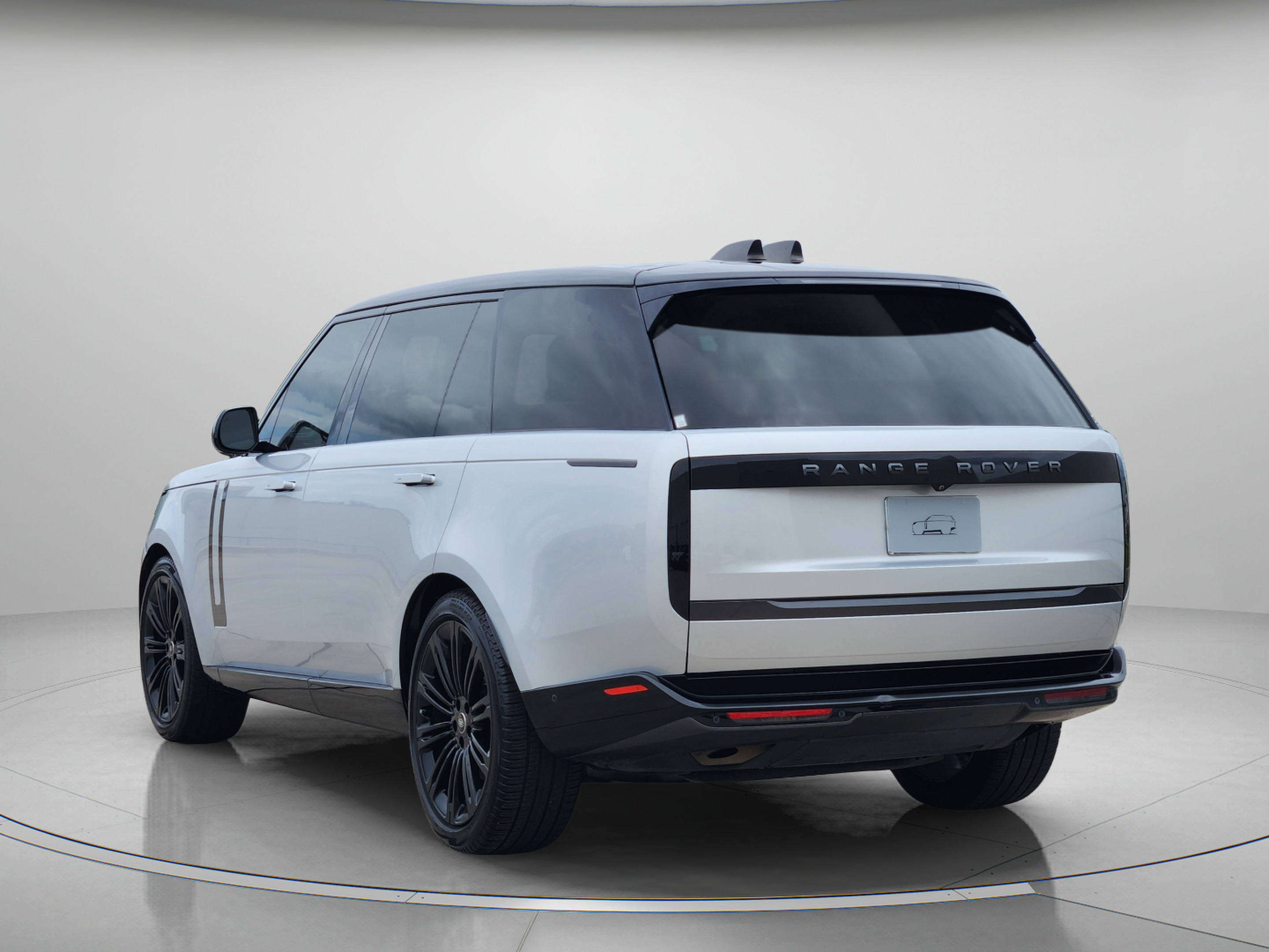 Used 2023 Land Rover Range Rover Long Wheelbase SE AWD/4WD image 3