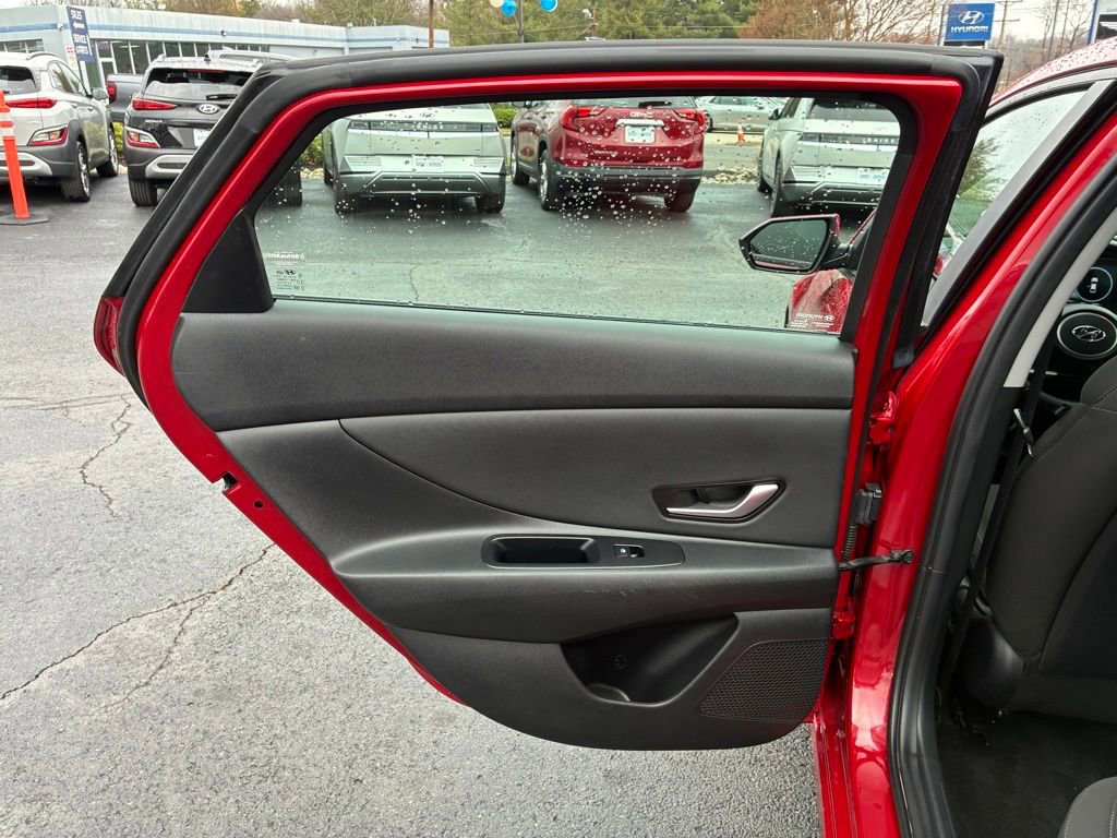 Used 2023 Hyundai Elantra SEL w/ Convenience Package image 39