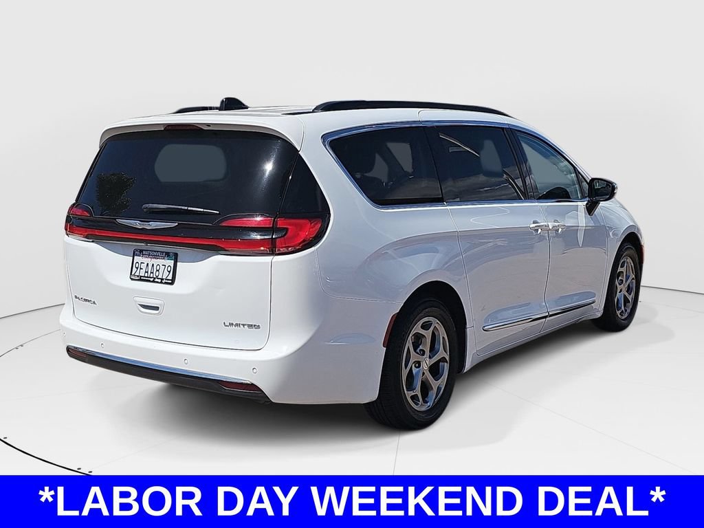 Used 2023 Chrysler Pacifica Limited FWD image 3