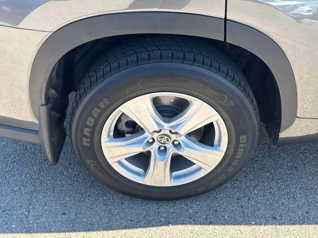 Used 2022 Toyota Highlander LE AWD/4WD image 41