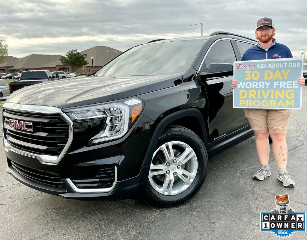 Used 2024 GMC Terrain SLE w/ Driver Convenience Package image 1