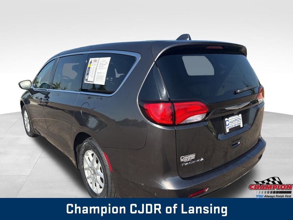Used 2017 Chrysler Pacifica Touring FWD image 5