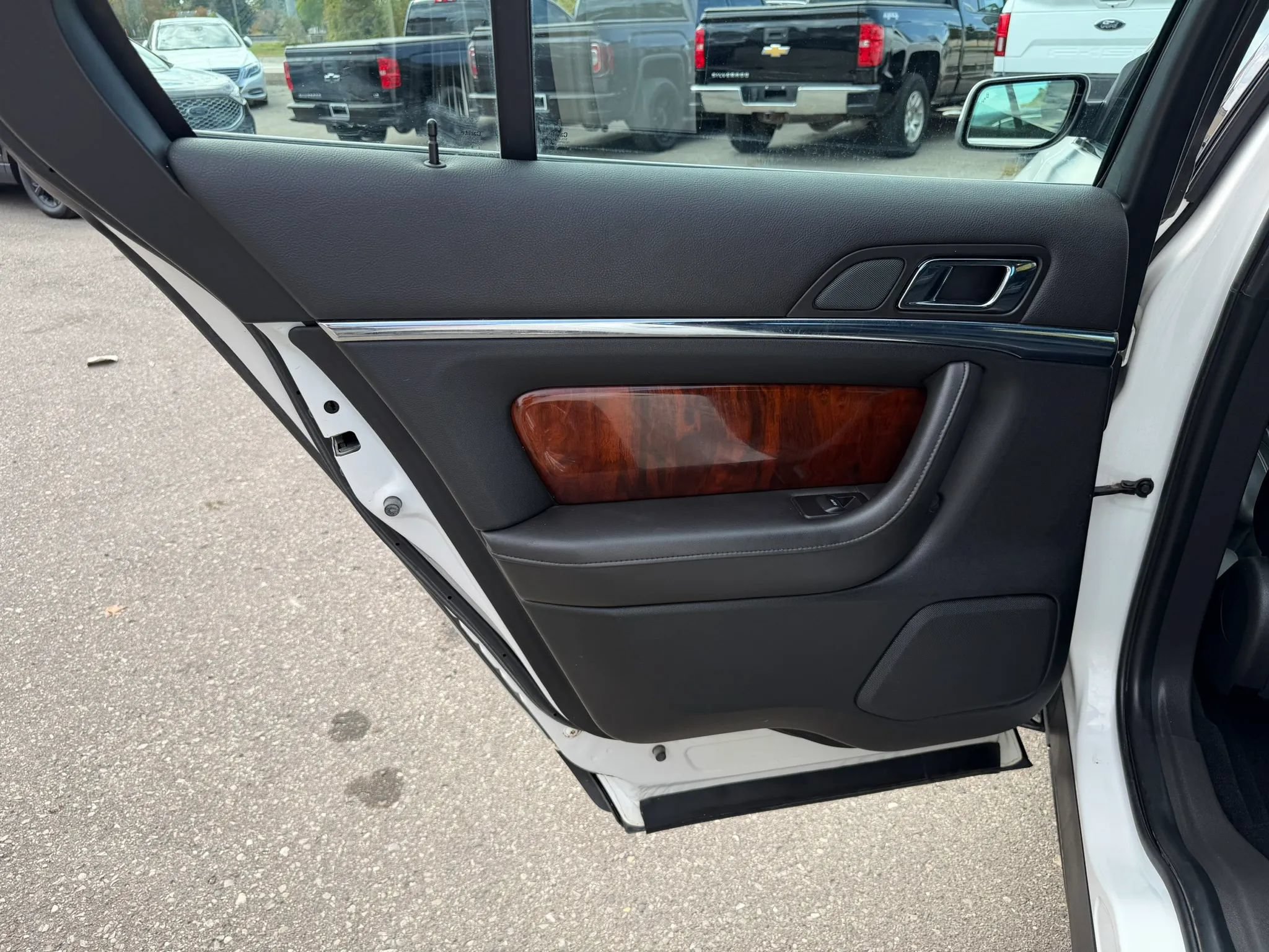 Used 2013 Lincoln MKS AWD image 29