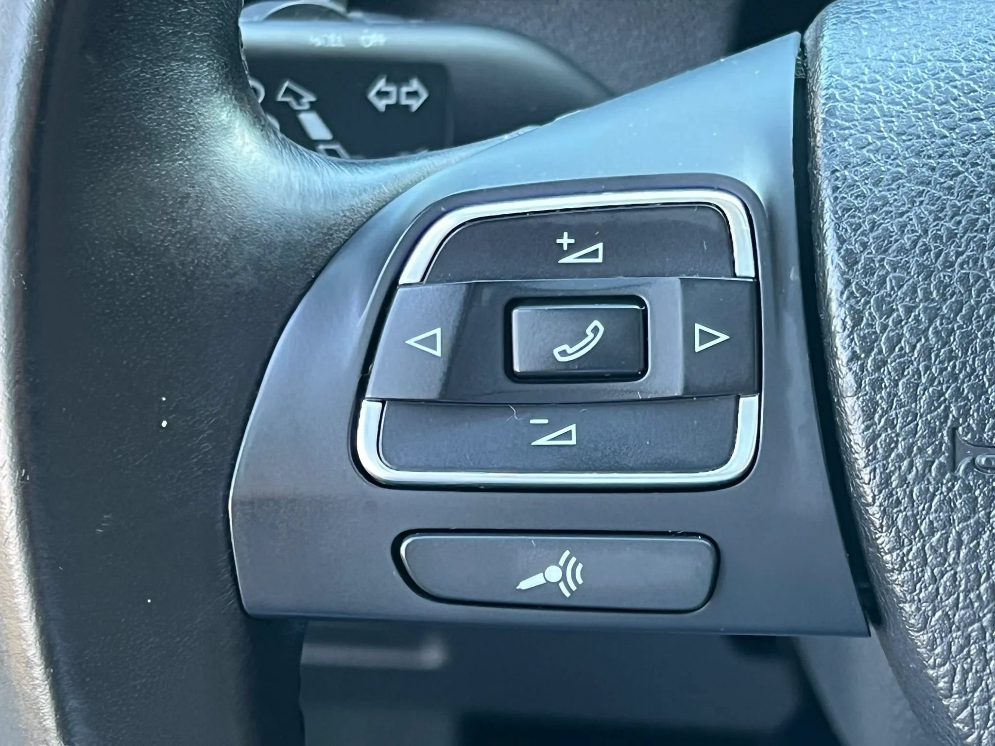 Used 2015 Volkswagen Tiguan SEL AWD/4WD image 17