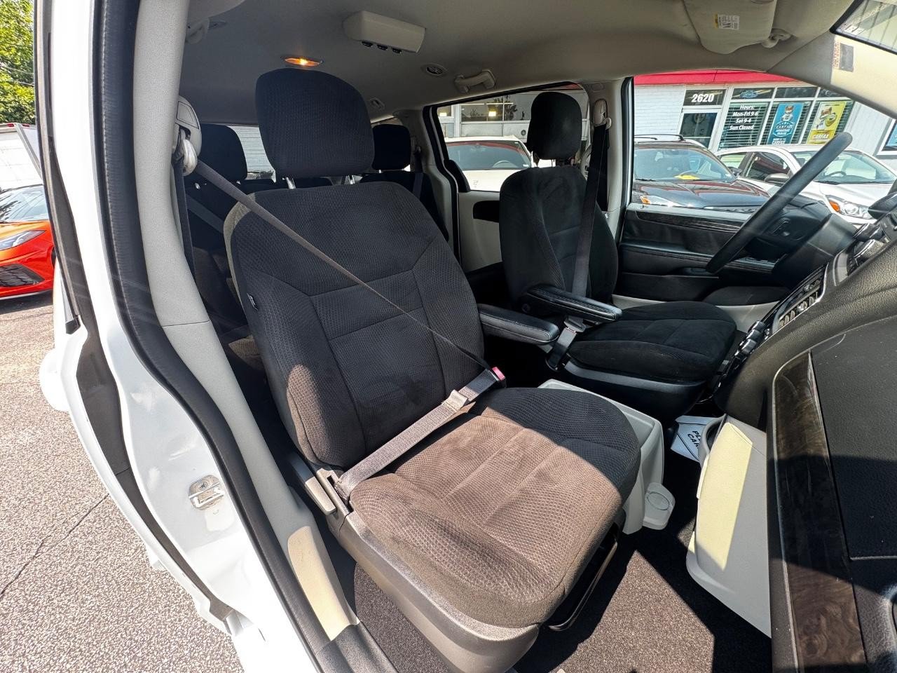 Used 2015 Dodge Grand Caravan SE w/ Quick Order Package 29E SE FWD image 9