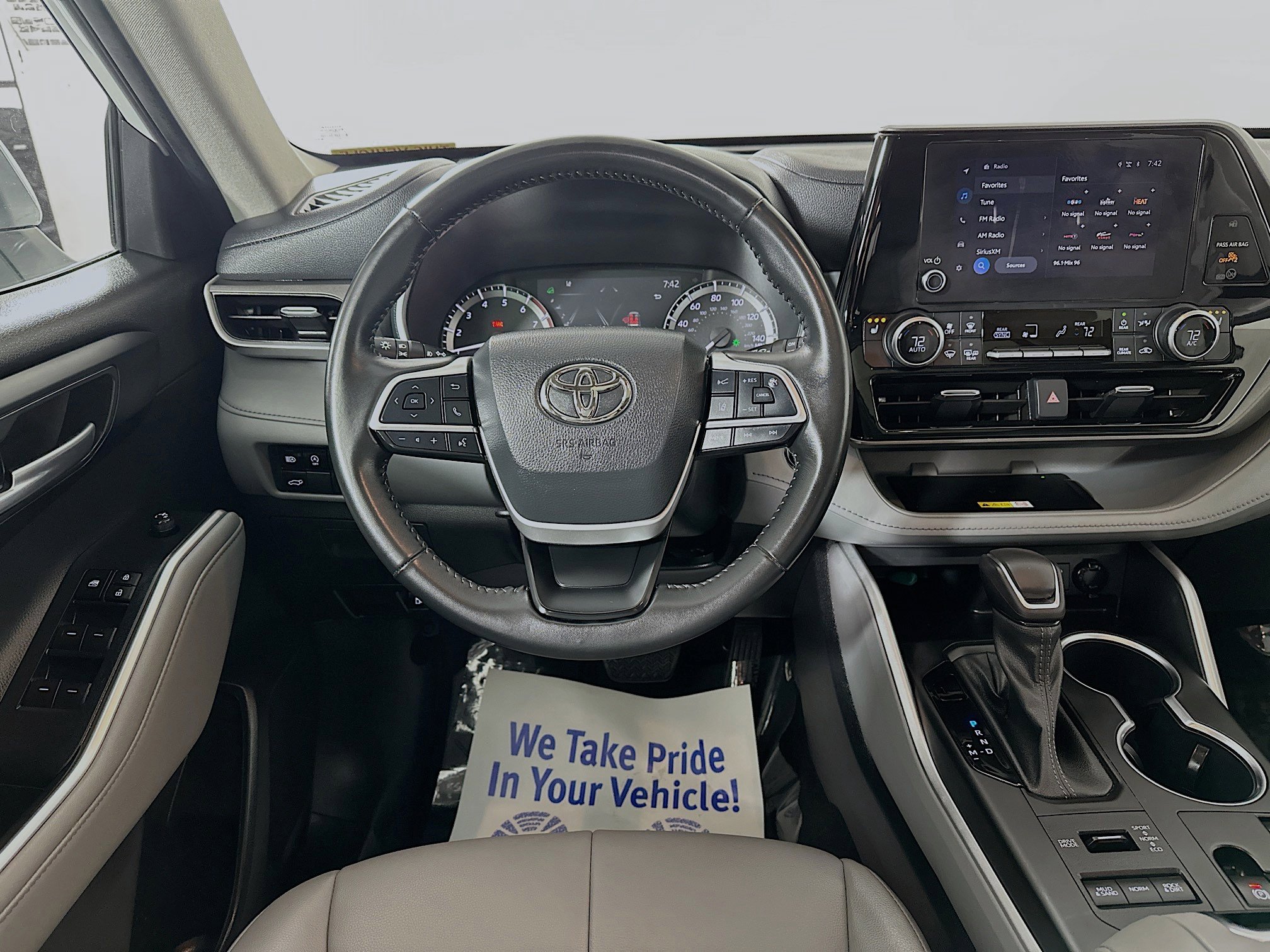 Used 2023 Toyota Highlander XLE image 22