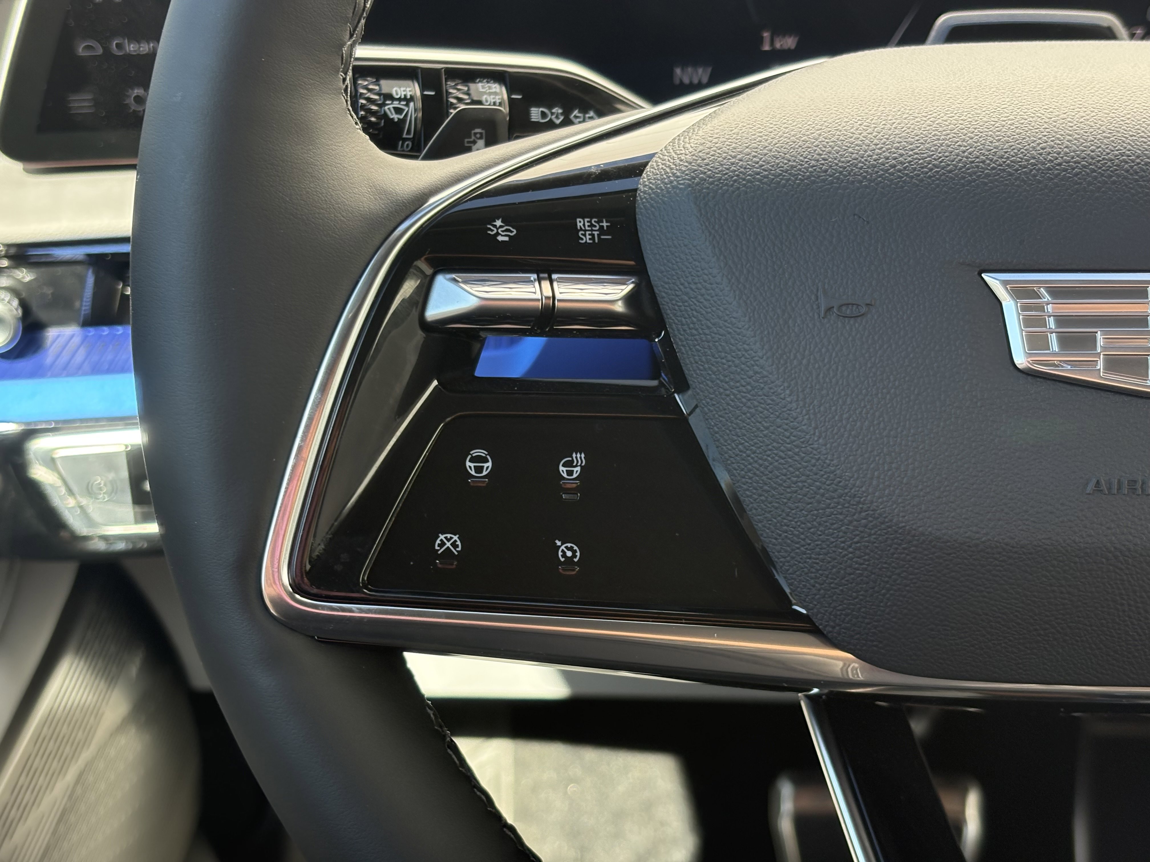 New 2025 Cadillac Optiq Luxury 1 image 17