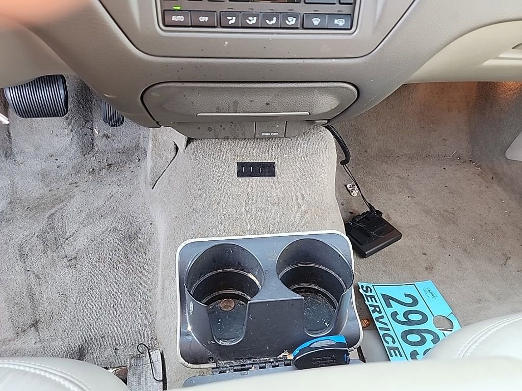 Used 2005 Lincoln Town Car Signature Limited image 14