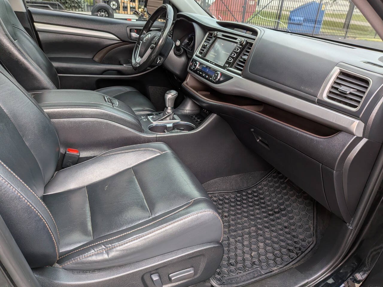 Used 2019 Toyota Highlander XLE AWD/4WD image 7