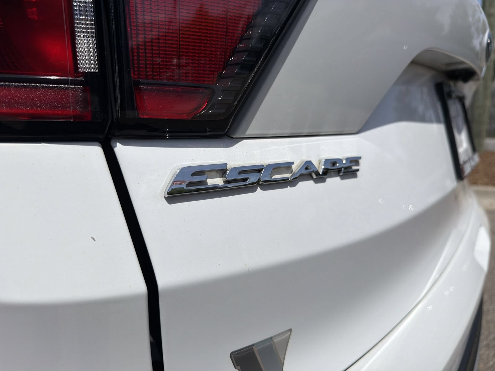 Used 2018 Ford Escape SE w/ Ford Safe & Smart Package FWD image 18