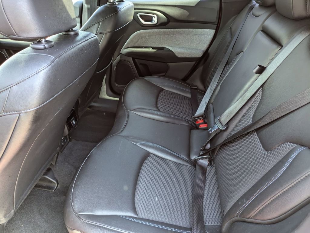 Used 2025 Jeep Compass Latitude image 28