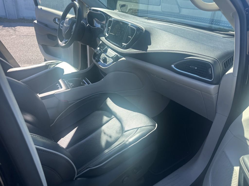Used 2024 Chrysler Pacifica Limited image 25