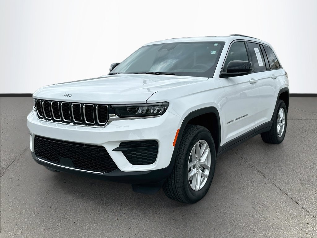 Used 2025 Jeep Grand Cherokee Laredo X w/ Trailer Tow Package RWD image 3