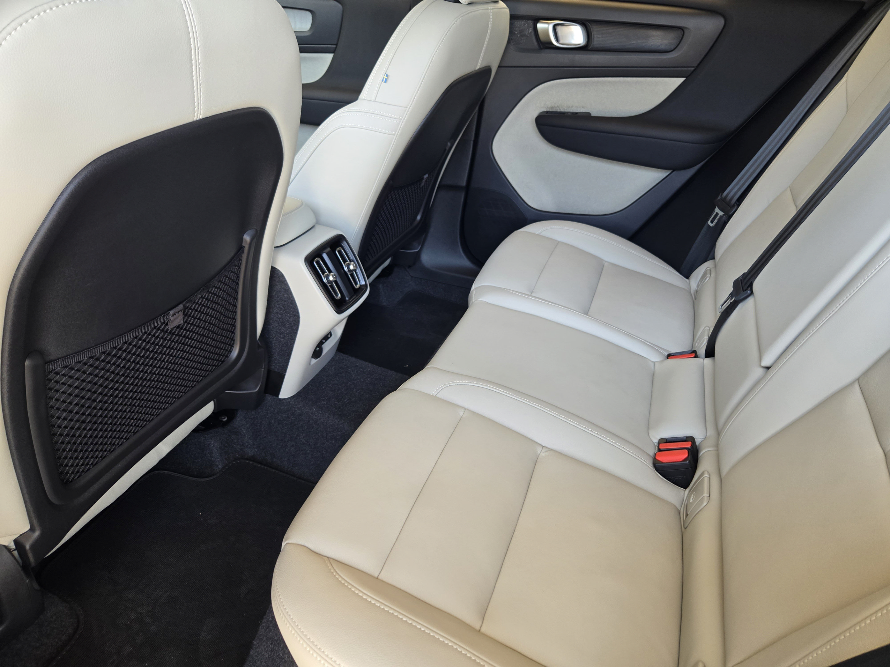 Certified 2026 Volvo XC40 B5 Plus w/ Protection Package Premier AWD/4WD image 27