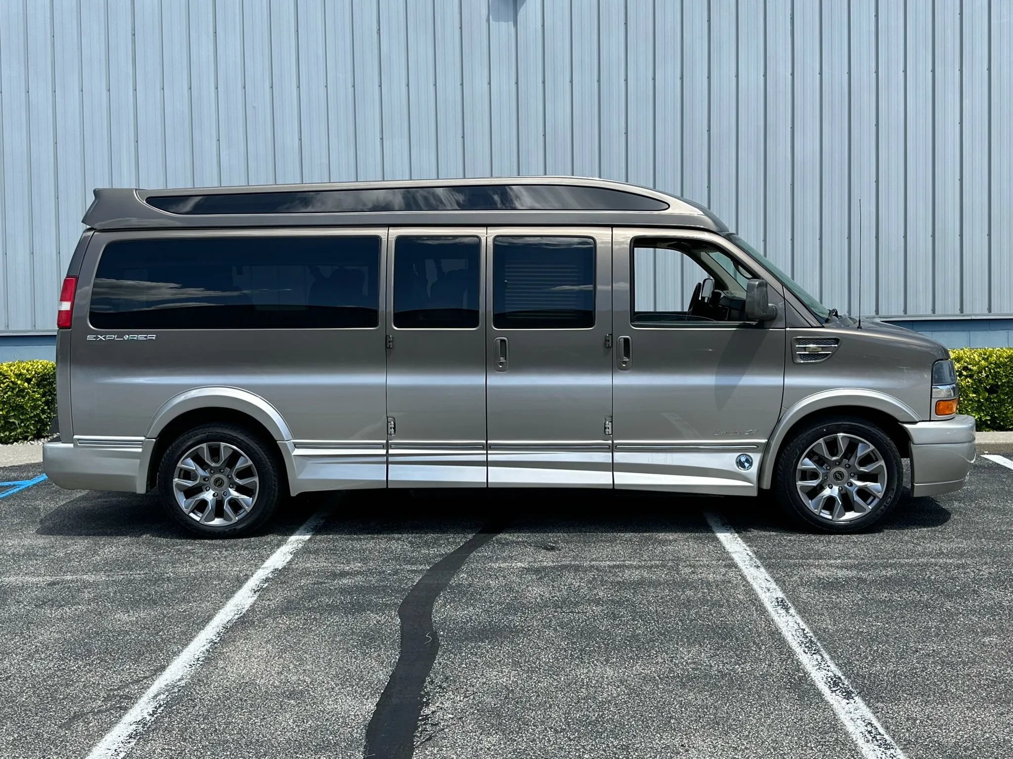 Used 2015 Chevrolet Express 2500 Extended RWD image 2