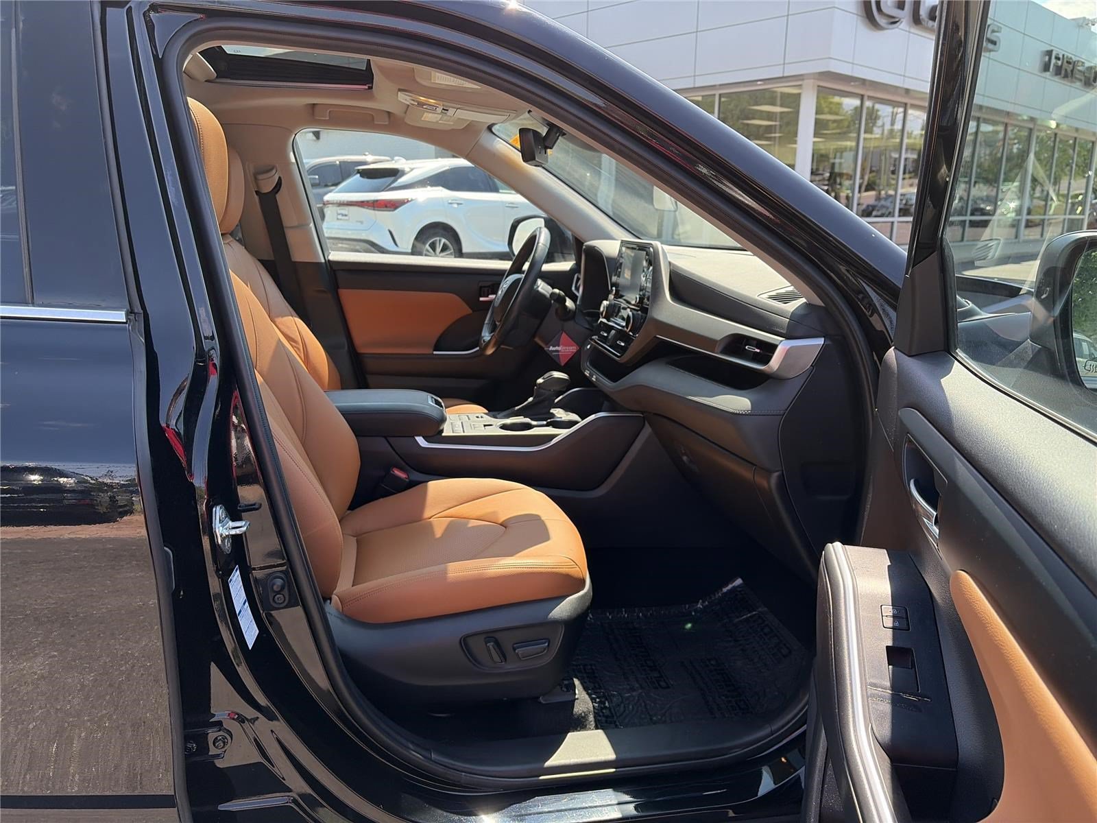 Used 2022 Toyota Highlander XLE AWD/4WD image 15