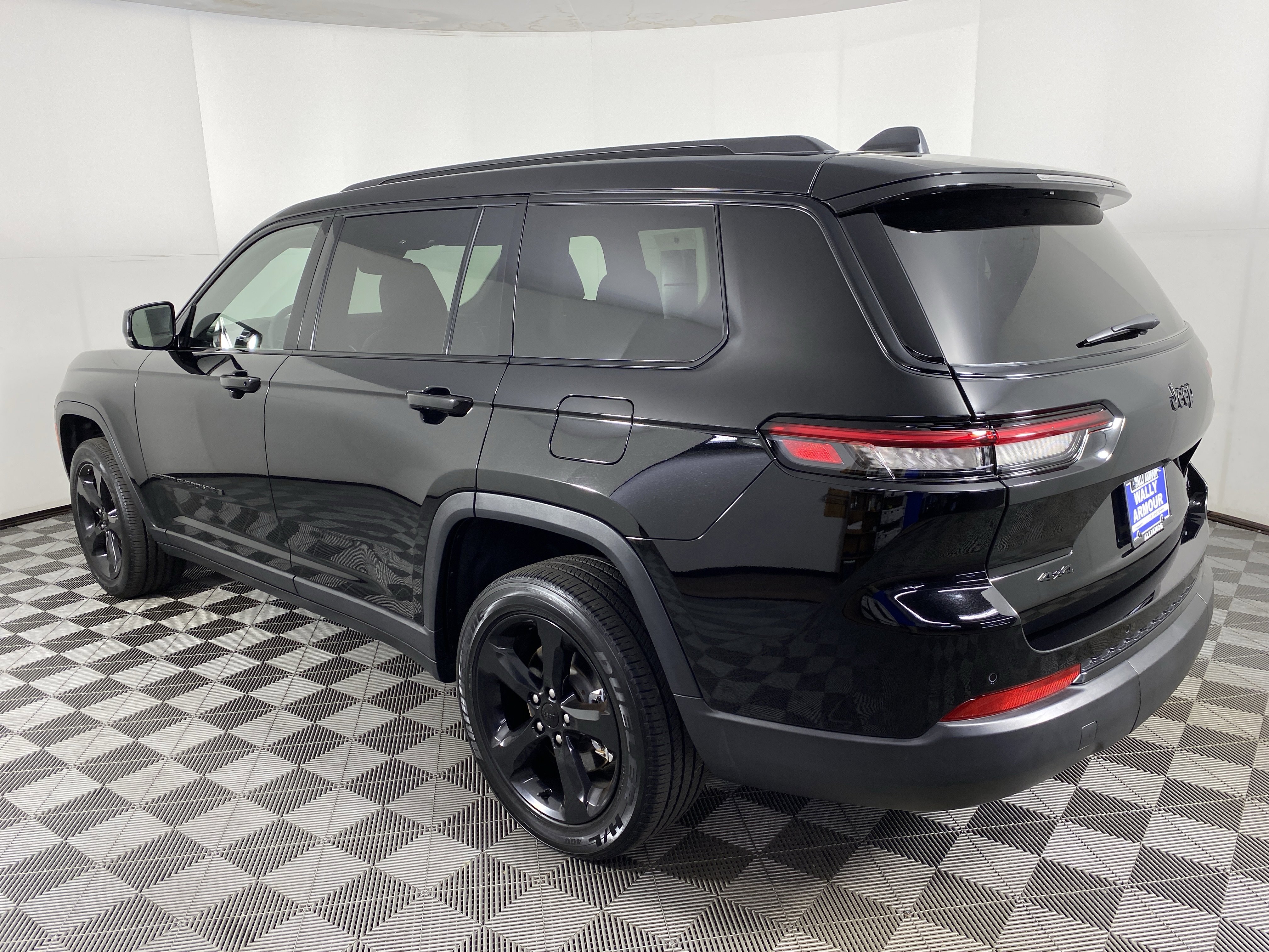 Used 2023 Jeep Grand Cherokee L Laredo image 10