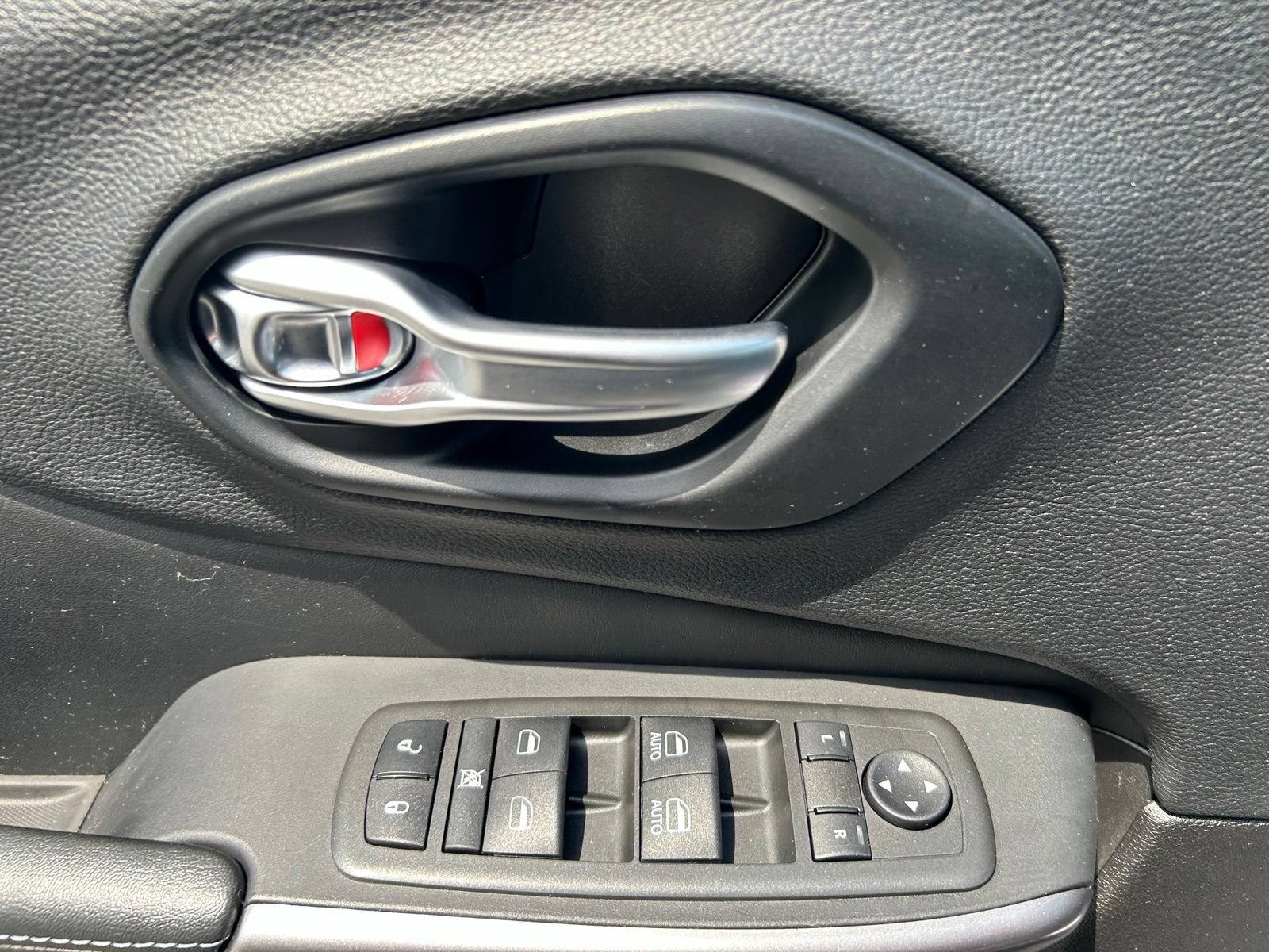 Used 2021 Jeep Cherokee Latitude Plus AWD/4WD image 13