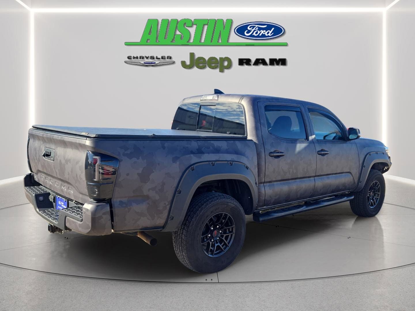 Used 2018 Toyota Tacoma TRD Off-Road w/ Technology Package image 11