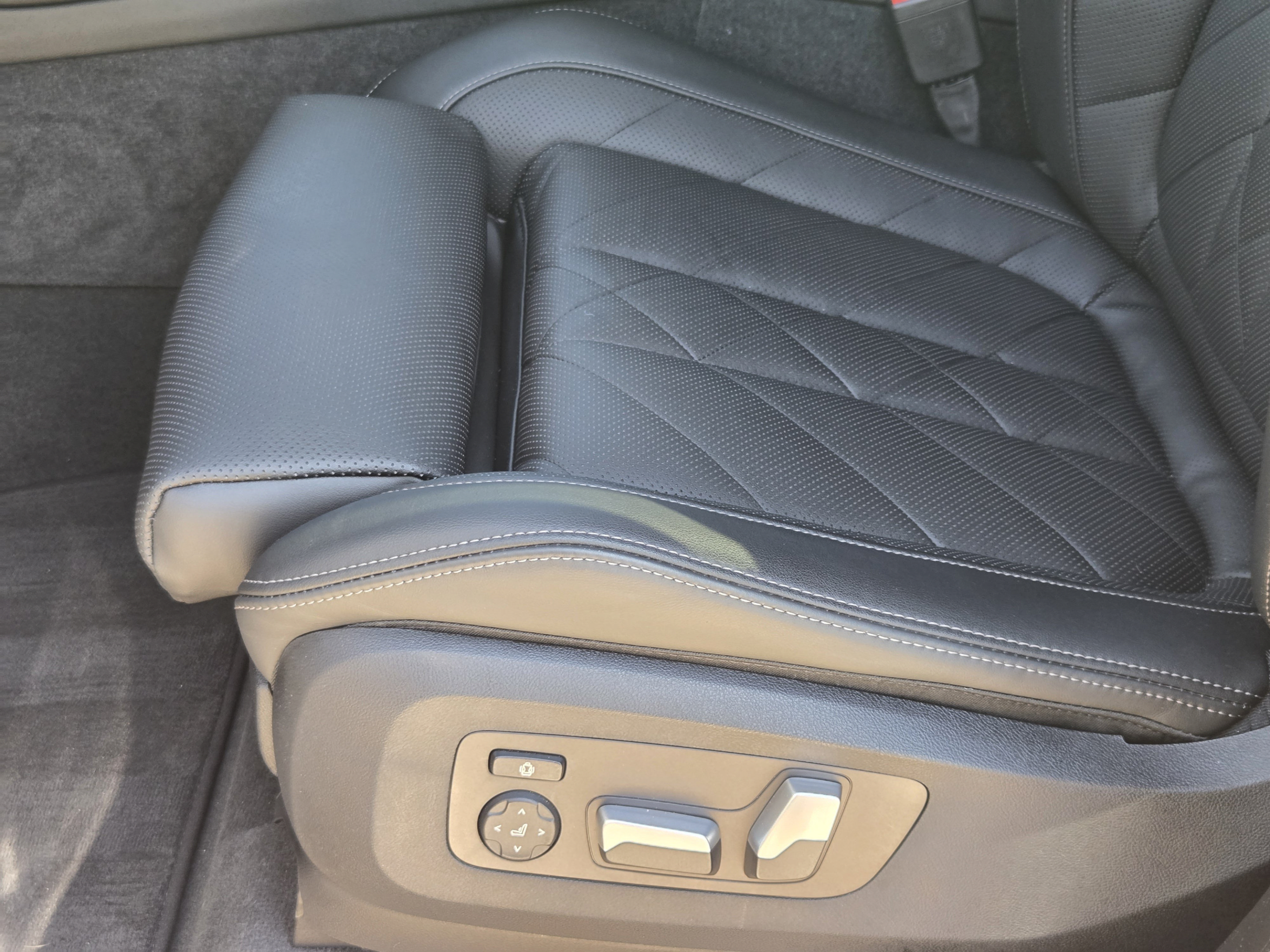 Used 2024 BMW X5 xDrive50e w/ Parking Assistance Package AWD/4WD image 20