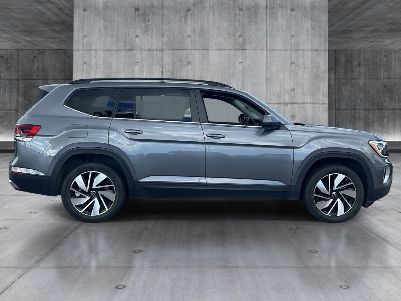 Used 2025 Volkswagen Atlas SE AWD/4WD image 6
