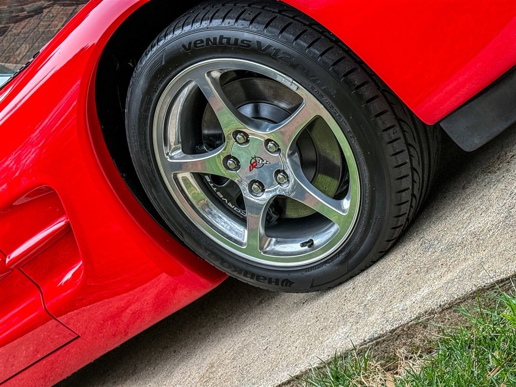 Used 2004 Chevrolet Corvette Coupe w/ Roof Package image 35