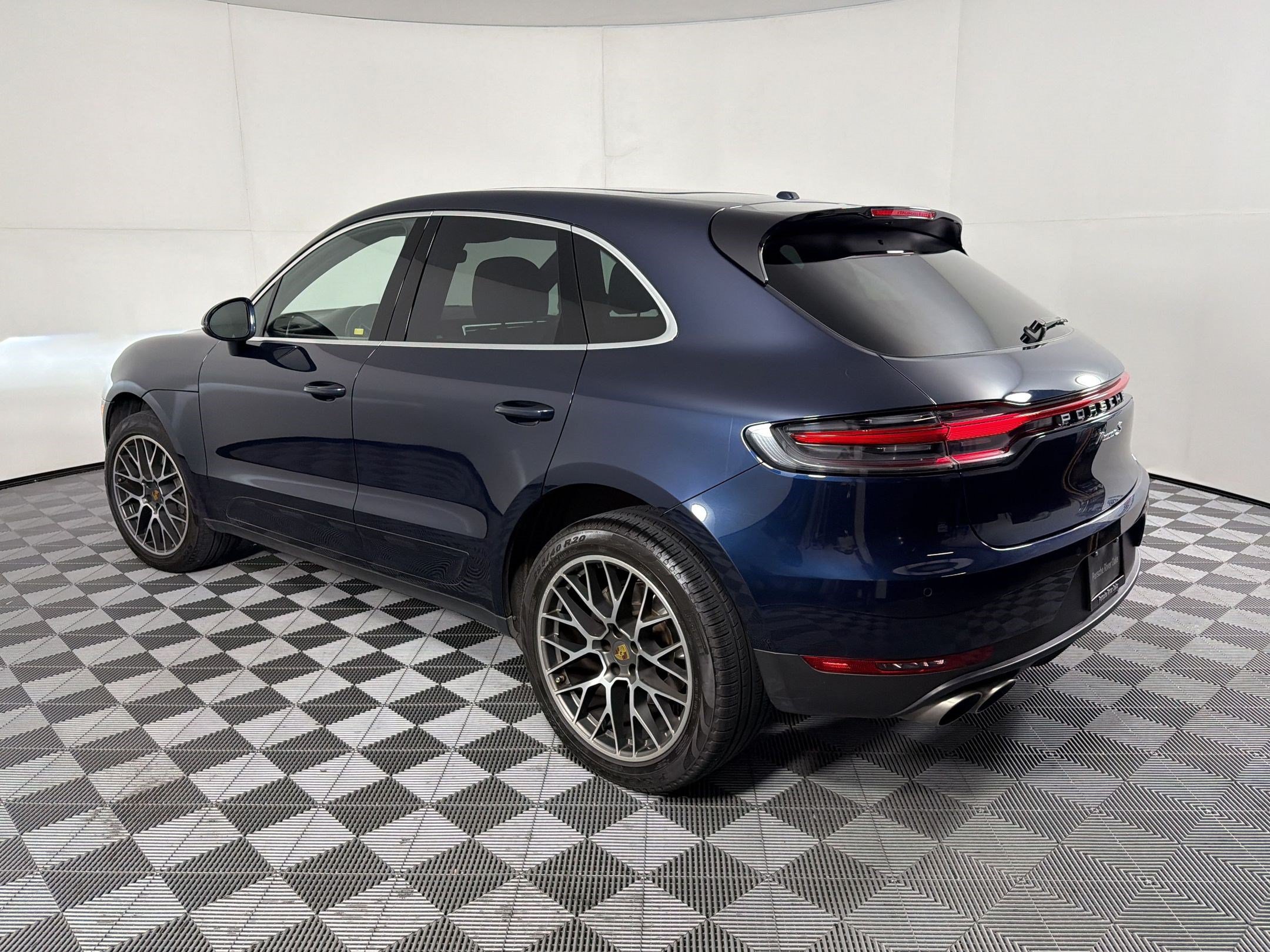Certified 2019 Porsche Macan S AWD/4WD image 3