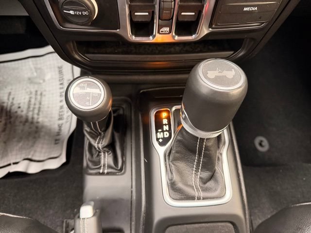 Used 2022 Jeep Wrangler Unlimited Sahara w/ Cold Weather Group AWD/4WD image 16