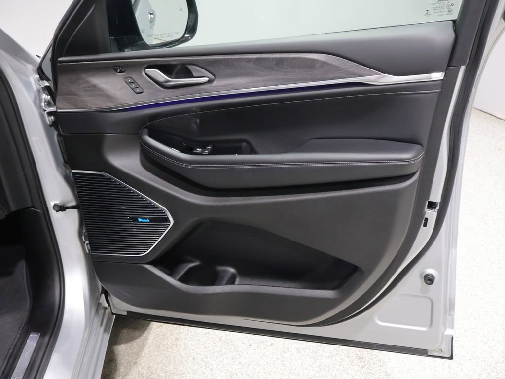 Used 2022 Jeep Grand Cherokee L Overland w/ Advanced Protech Group III AWD/4WD image 26