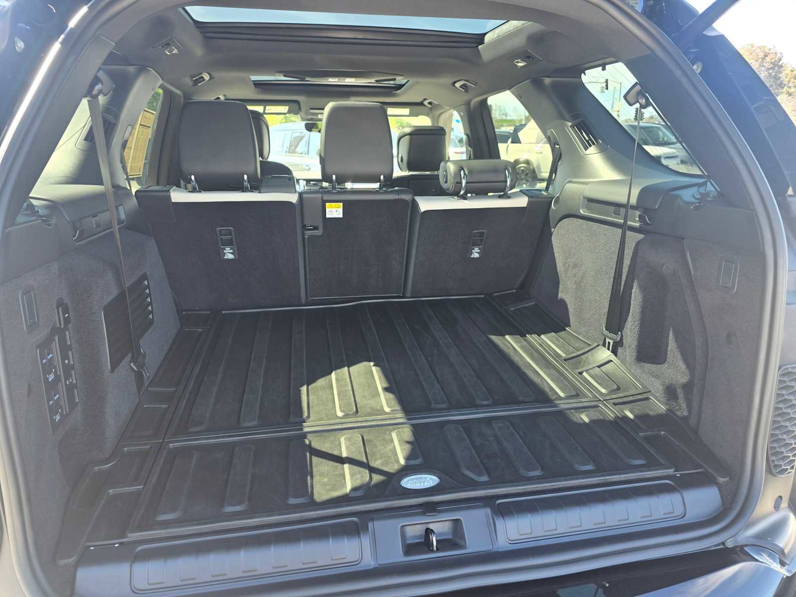 Used 2023 Land Rover Discovery S R-Dynamic image 17