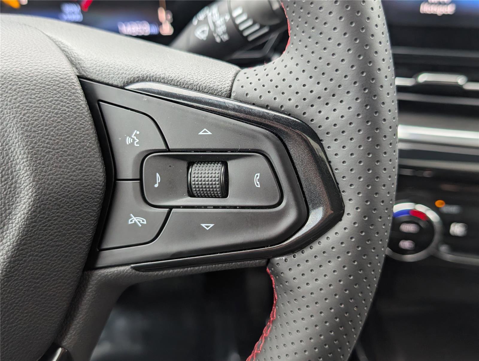 Used 2024 Chevrolet Trax RS w/ Sunroof Package image 22