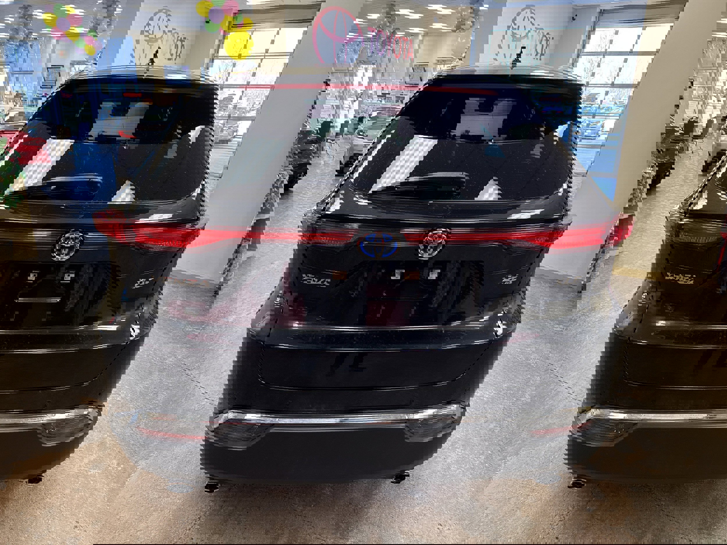 Used 2024 Toyota Venza XLE image 8