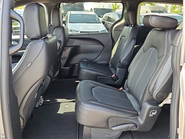New 2025 Chrysler Pacifica Select image 6