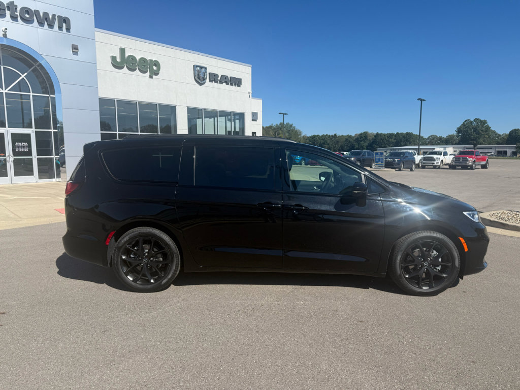 New 2026 Chrysler Pacifica Select image 2