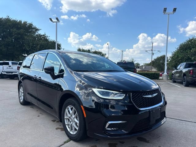 Used 2025 Chrysler Pacifica Select