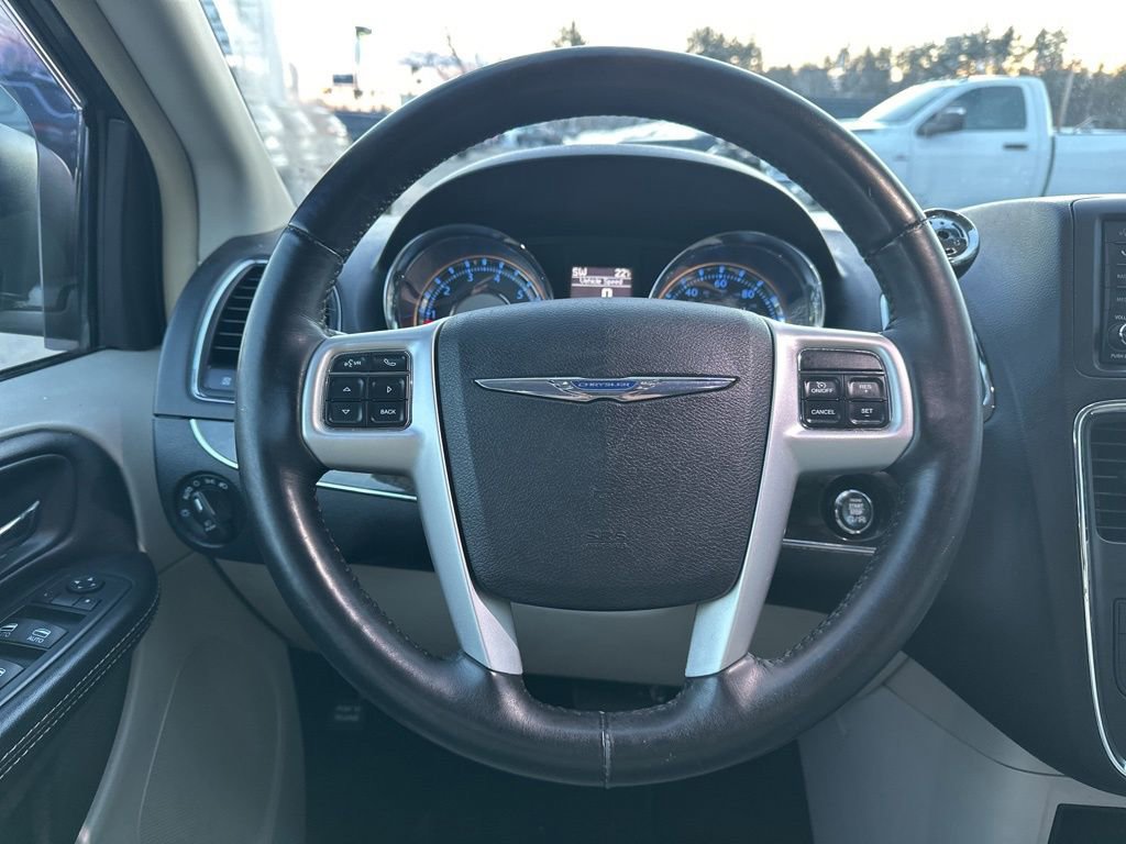 Used 2016 Chrysler Town & Country Touring w/ Driver Convenience Group image 18