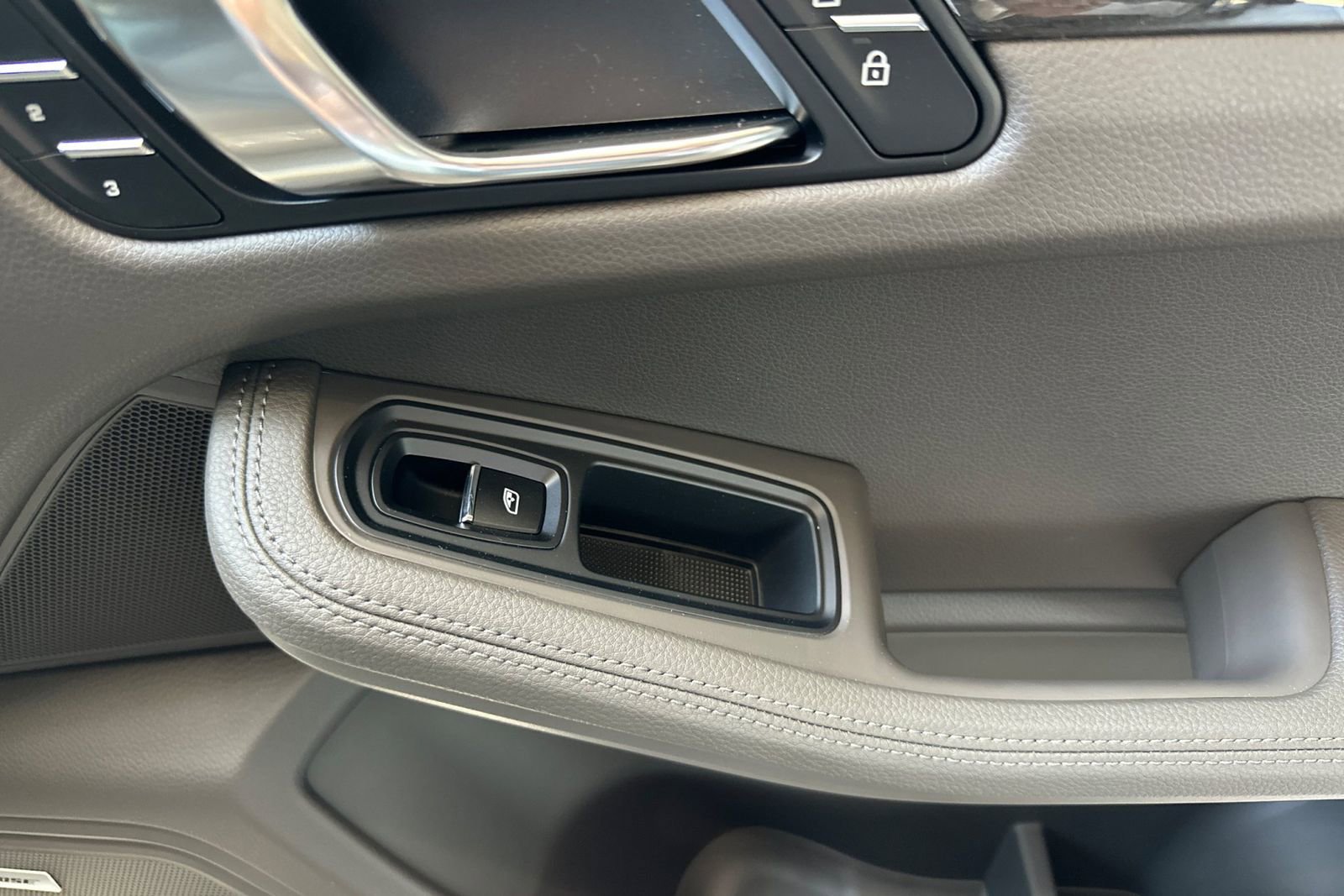 Certified 2025 Porsche Macan image 20